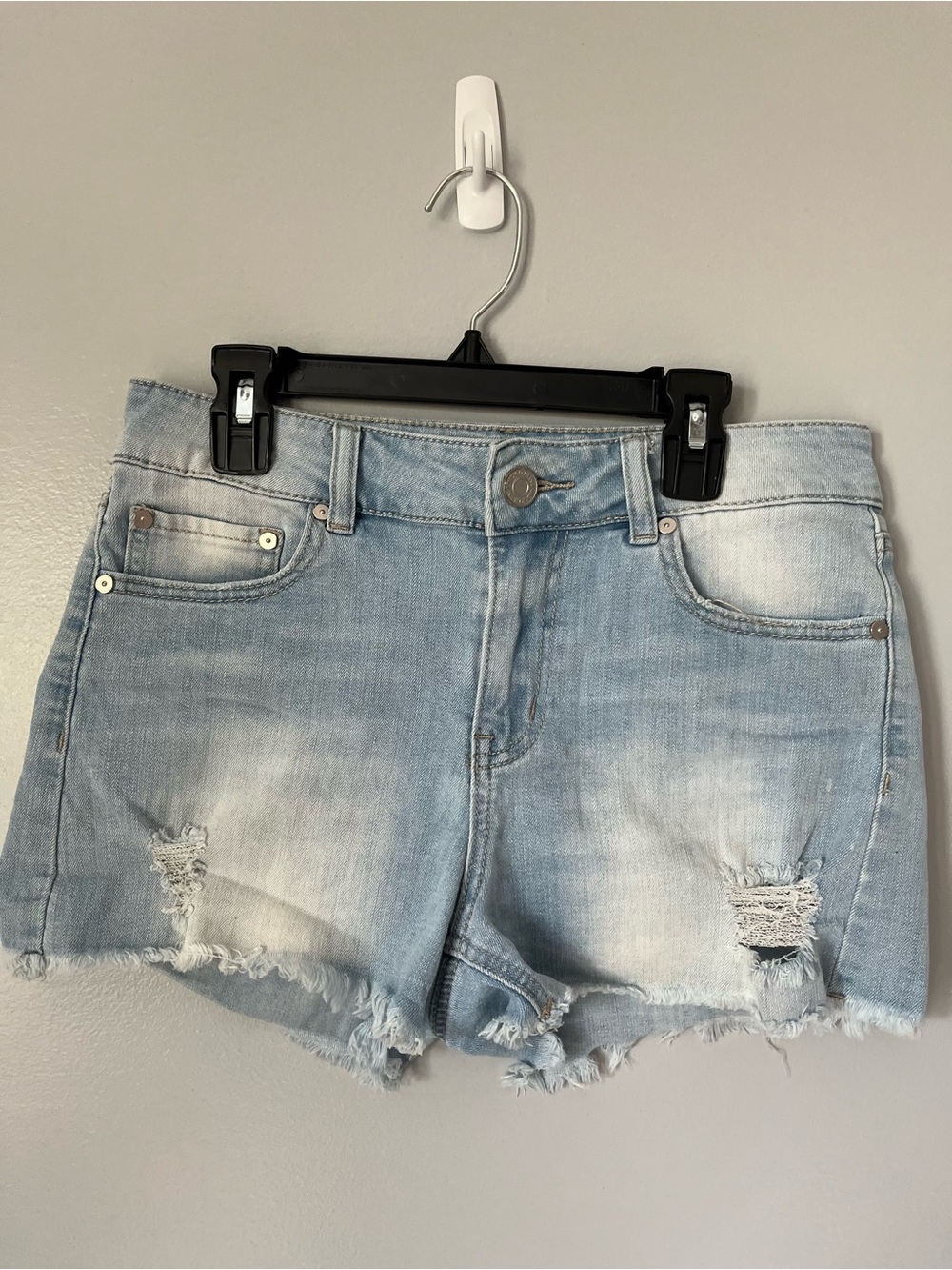Indigo Rein Distressed Light Wash Denim Shorts Size 7/27